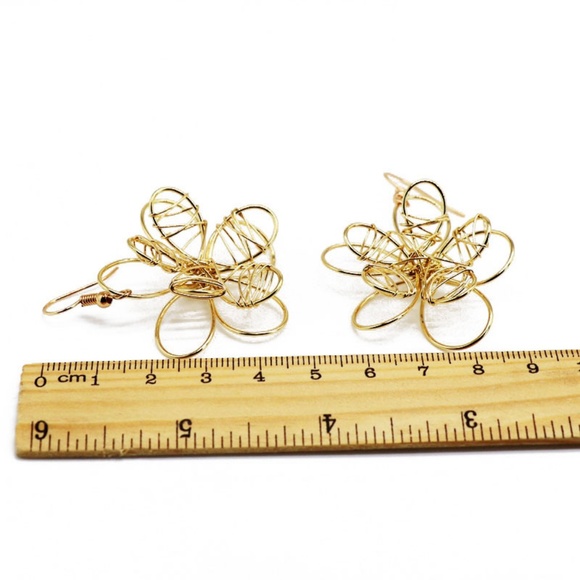 EVERLY | Geometric Woven Flower Dangle Earrings - Picture 3 of 5